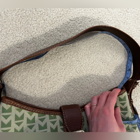 Michael Kor green bag. Good condition. Clasp shows wear. - Picture 5 of 8